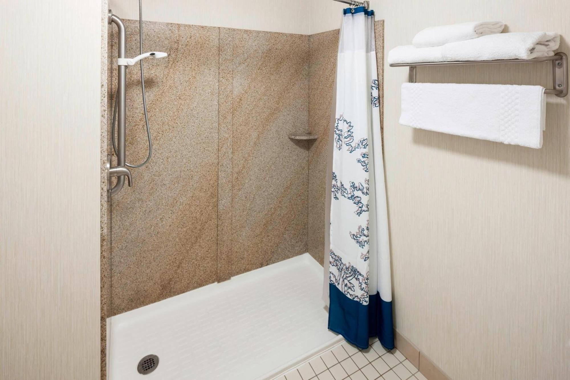 By Marriott Chicago Lake Forest/mettawa 3*